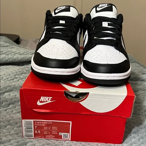 Nike Dunk Low Pandas - Picture 2 of 6